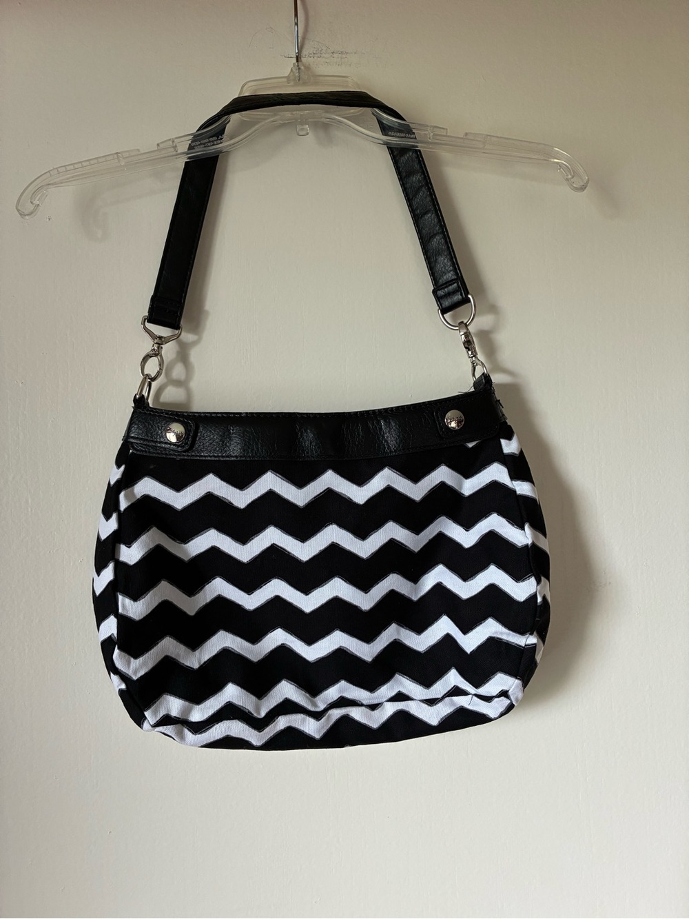 Thirty-One Purse, Black/White Chevron Print, Short Handle, Zipper Closure